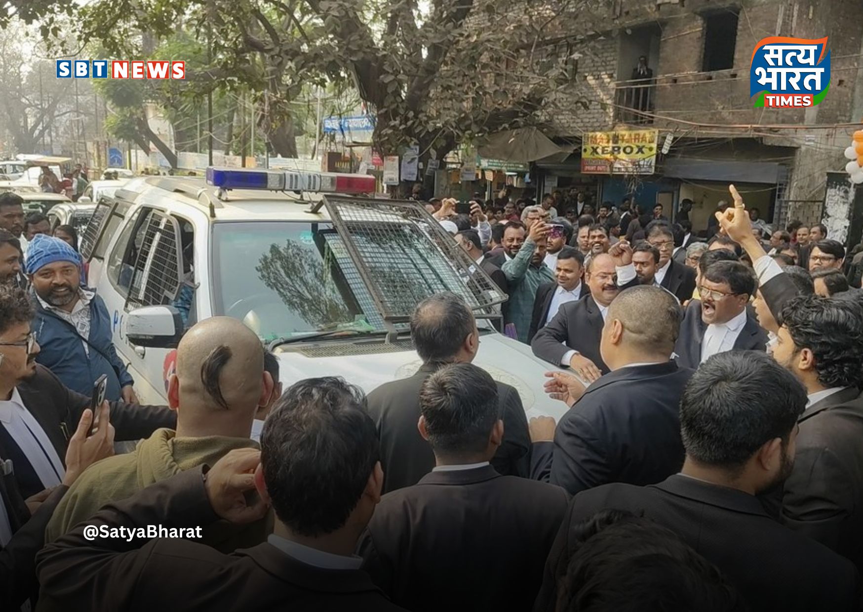 सदर अस्पताल की दीवार से भड़के वकील, पार्किंग विवाद पर पेन डाउन; धनबाद कोर्ट में ठप रही सुनवाई!